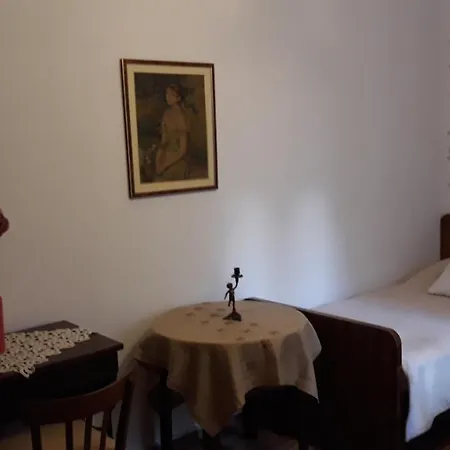 Jela Apartment *