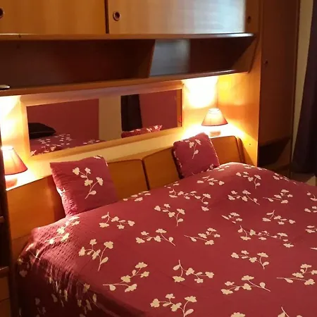 Jela Apartment *